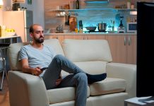 A ChatGPT ezt mondta: A férfibarlang új generációja: stílusos minimalizmus technológiai csavarral férfi a kanapén