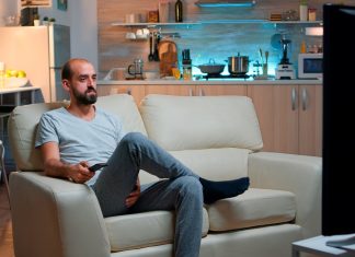 A ChatGPT ezt mondta: A férfibarlang új generációja: stílusos minimalizmus technológiai csavarral férfi a kanapén